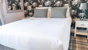 Postel nebo postele na pokoji v ubytování West End Hotel