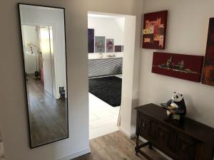 einen Spiegel auf einer Kommode in einem Zimmer mit einem Schlafzimmer in der Unterkunft Bel Art Etage in Haan