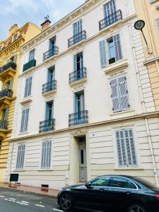 un coche negro estacionado frente a un edificio en Deux pièces proche Palais et plages, en Cannes