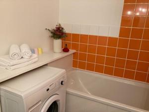 a kitchen with a washing machine in a bathroom at Kleines Haus im Grünen in Hamburg