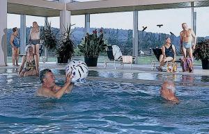 un grupo de personas jugando en una piscina en Seniorenresidenz Parkwohnstift Bad Kissingen, en Bad Kissingen