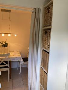 un comedor con mesa y una habitación con comedor en Kleines Haus im Grünen, en Hamburgo