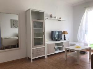 salon z telewizorem i białą szafką w obiekcie Apartamento-Solárium playa Marina de la Torre w mieście Mojácar