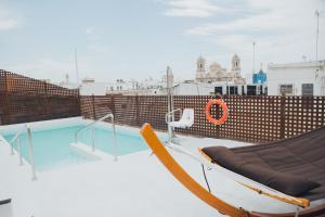 una piscina sul tetto di un edificio di ISA Cádiz a Cadice