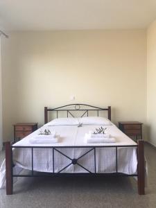 - une chambre avec un lit et une couette blanche dans l'établissement Nereids Apartments-Thetis, à Petalidhion