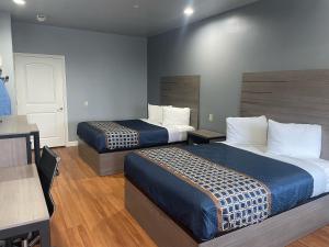 Palace Inn - Baytown I-10 tesisinde bir odada yatak veya yataklar