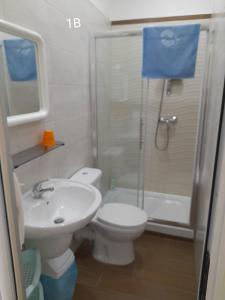 uma casa de banho com um WC, um lavatório e um chuveiro em Seabreeze Guest Rooms em St Paul's Bay