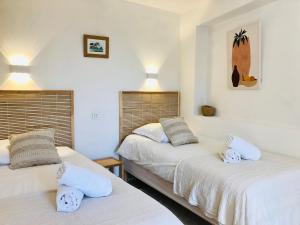 two beds in a room with white walls at Calanque in Cassis