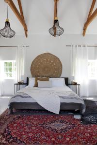 a bedroom with a bed with a large headboard at Eikehof Farm in Worcester