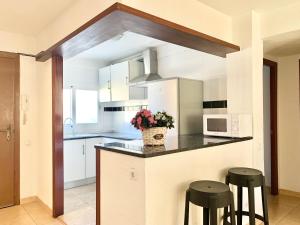 A kitchen or kitchenette at Apartamentos Zaragoza