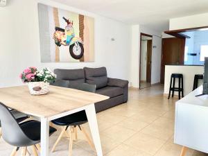 A seating area at Apartamentos Zaragoza