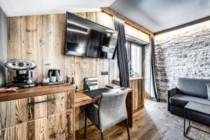 biuro z drewnianą ścianą i biurkiem w obiekcie ALMMONTE SENSUM SUITES Boutique Hotel w mieście Wagrain