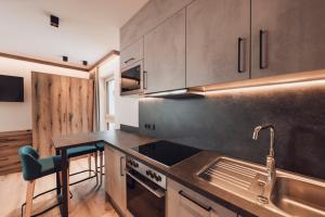 A kitchen or kitchenette at Alpenheim Apartment Ischgl