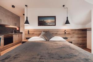 A bed or beds in a room at Alpenheim Apartment Ischgl