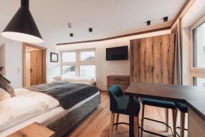 A bed or beds in a room at Alpenheim Apartment Ischgl
