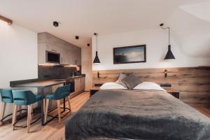 A bed or beds in a room at Alpenheim Apartment Ischgl