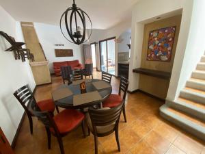 a dining room and living room with a table and chairs at Suite don Pedro: Hermoso Loft con parqueo gratis! in Antigua Guatemala