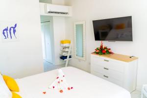Μια τηλεόραση ή/και κέντρο ψυχαγωγίας στο The SoCo House - All-Inclusive