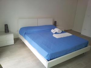 a bed with two white towels on top of it at Casa Vacanza Comfort in Ceglie Messapica