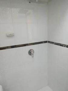 y baño con ducha y cabezal de ducha. en Studio entero cerca al Palacio Gobierno, en Lima