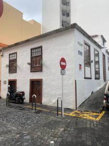 um edifício branco com uma moto estacionada em frente em Casa 1820 by Rural La Palma em Santa Cruz de la Palma