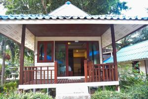 een klein huis met een veranda en een balkon bij Pranee Bungalow in Ko Tao