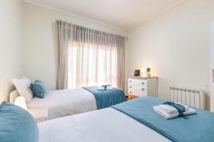 um quarto com 2 camas e uma janela em RH Charming Apartment - T3 em Barcelos