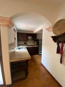eine Küche mit einer Spüle und einer Theke in der Unterkunft Suite don Pedro: Hermoso Loft con parqueo gratis! in Antigua Guatemala