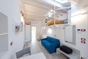 a living room with a blue couch in a room at La Retara Affittacamere in San Benedetto del Tronto