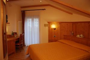 Postel nebo postele na pokoji v ubytování Ariston Lake View Hotel