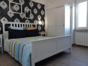 1 dormitorio con cama blanca y pared negra en Il Piccolo B&B en Fiumicino