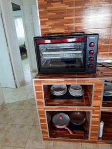 einen Toaster mit Backofen auf einem Holzschrank in der Unterkunft Ocultar de los Andes in La Silleta