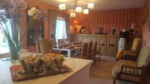 uma sala de estar com uma mesa e uma sala de jantar em Lanévry, Yseult em Kerlaz