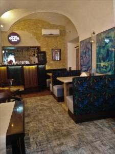 restauracja z krzesłami i stołem oraz bar w obiekcie Prudentia Residence Qulturalna w mieście Lublin