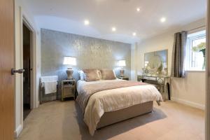 a bedroom with a large bed and two lamps at Courtyard Mews in Wakefield