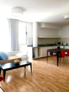 sala de estar con sofá y mesa en Apartamentos Libertador, Martinez en Martínez