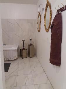 La salle de bains est pourvue d'un lavabo et d'un miroir. dans l'établissement Reykjavik Apartment Garden and Terrace, à Reykjavik