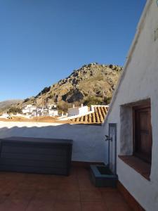 einen Blick auf ein Haus mit einem Berg im Hintergrund in der Unterkunft La Casita de Betania in Benaocaz