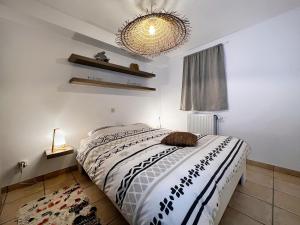 een slaapkamer met een bed met een zwart-wit dekbed bij Au travers du Hublot in Knokke-Heist