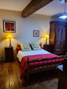 una camera con un grande letto e due lampade di Gîte d'étape Le Couvent d'Ossau a Louvie Juzon