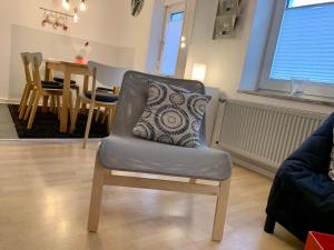 una silla con una almohada en la sala de estar en Herrscherrshaus-W237, en Neustadt an der Weinstraße