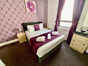 מיטה או מיטות בחדר ב-Royal Carlton Hotel