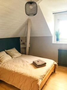Una cama con una bandeja en un dormitorio en Maison Chiche 4 chambres indépendantes salon cuisine commune, en Bain-de-Bretagne