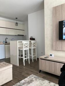 A kitchen or kitchenette at Modessa