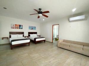 Tempat tidur dalam kamar di José y Glendy Hotel