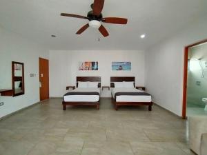 Tempat tidur dalam kamar di José y Glendy Hotel