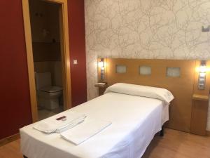 Cama o camas de una habitación en Hostal Rías Bajas