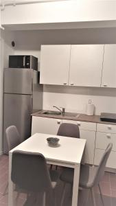 Η κουζίνα ή μικρή κουζίνα στο Cozy penthouse in a new business building in city center. Free private parking