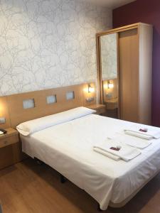 Cama o camas de una habitación en Hostal Rías Bajas
