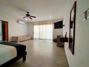 Tempat tidur dalam kamar di José y Glendy Hotel